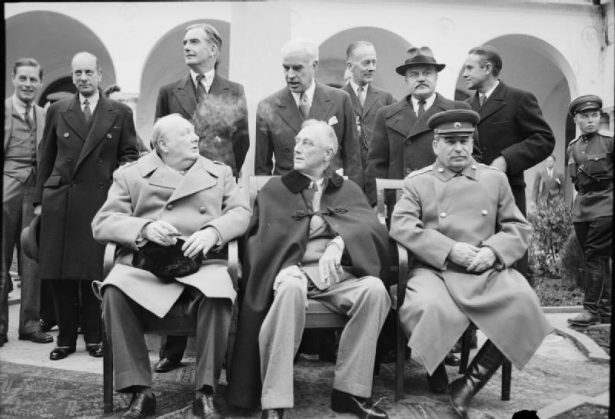 Churchill, Roosevelt, Stalin a Yalta - Fonte Wikipedia Churchill, Roosevelt, Stalin a Yalta - Fonte Wikipedia